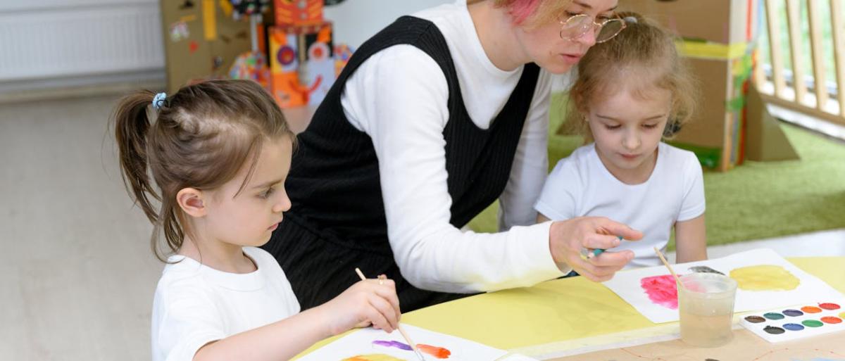 2 children painting 